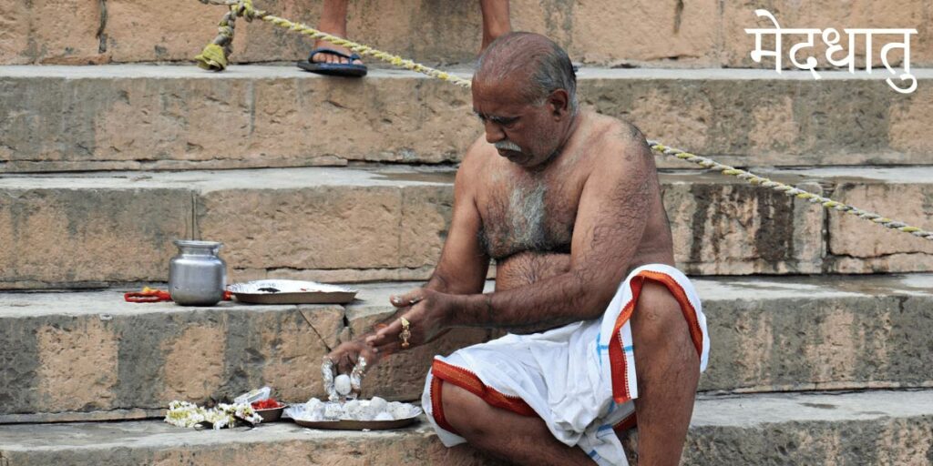 Homme au bord du gorge avec un Meda Dhatu de bonne qualité.