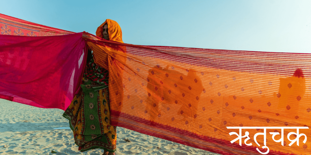 un femme étend un sari