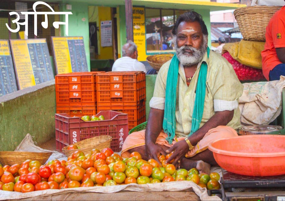 Marchand indien vendant des pommes de terre au marché avec le titre sanskrit Agni-अग्नि
