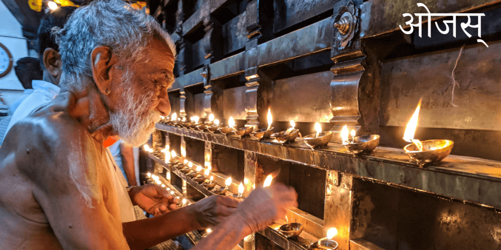 Homme indien rallumant la flamme de sa bougie, avec le titre sanskrit ओजस् Ojas vitalité