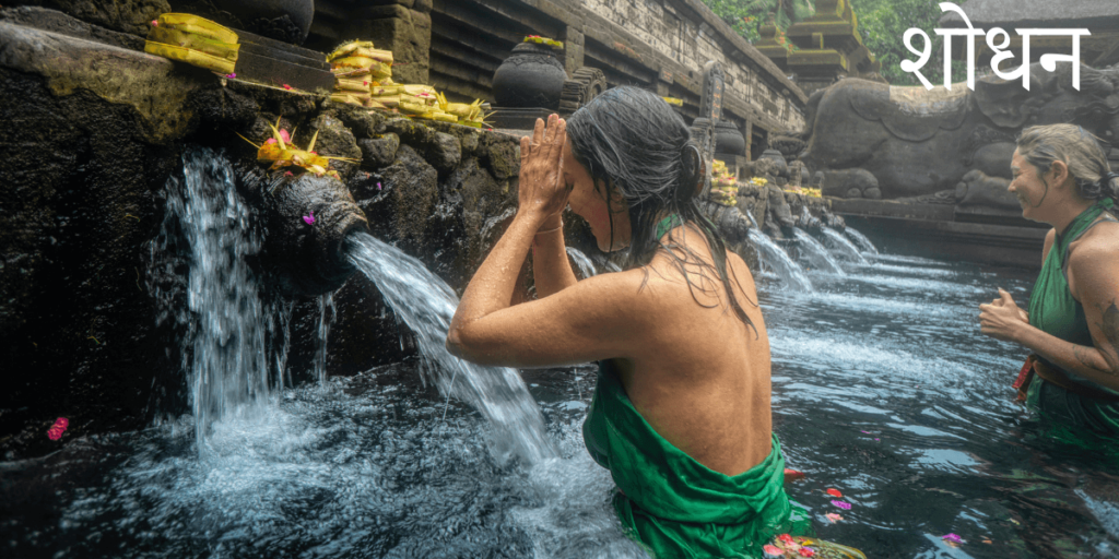 Une femme se purifie avec l'eau d'une fontaine