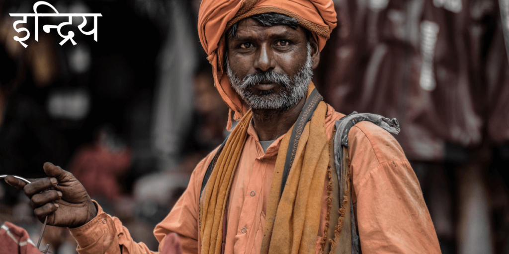 un homme indien pose en tenant un panier