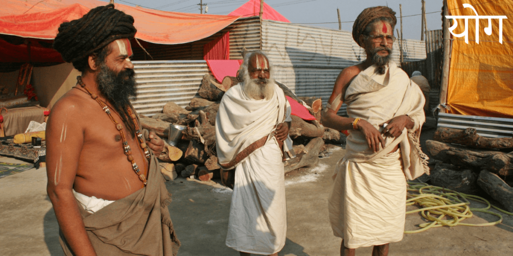 Un assis en sadu habillé en orange nous accueille avec le titre en sanskrit योग - Yoga – Union