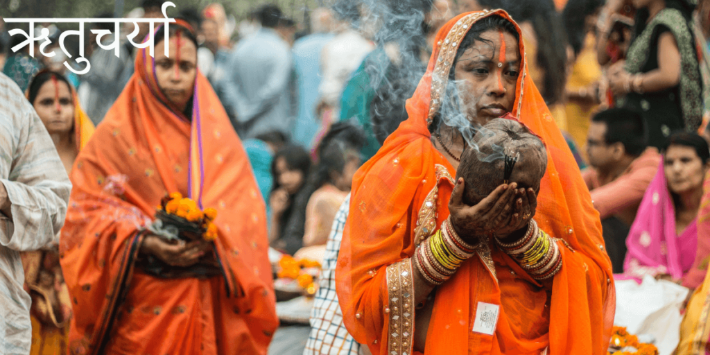 2 femmes indiennes portant une offrande avec le titre en Sanskrit - śakti (shakti)