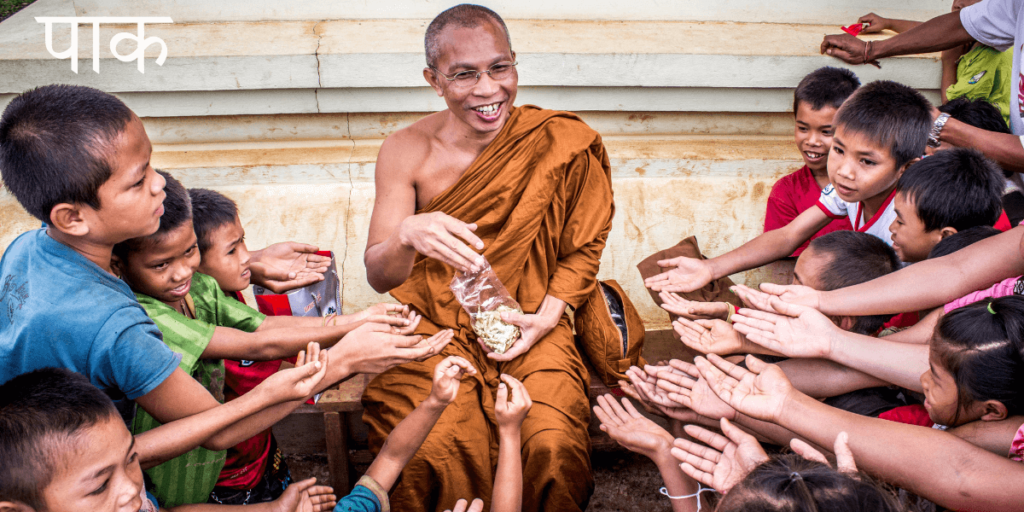 Un moine distribue de la nourriture à des enfants