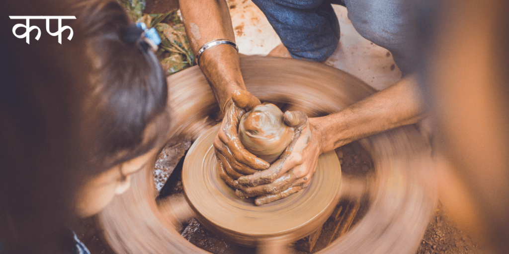 Une personne qui fabrique des poteries sur le tour d'argile avec le titre sanskrit कफ - Kapha Dosha