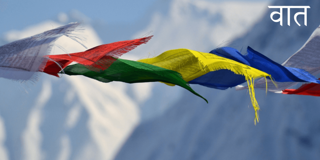 Drapeaux tibétains qui flottent dans les airs.