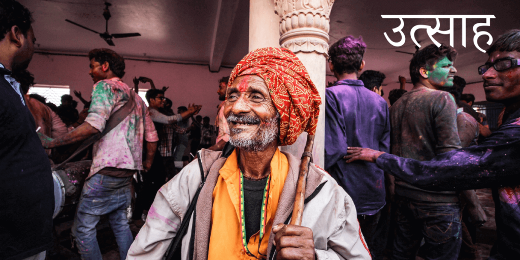 Un homme indien souriant avec un turban.