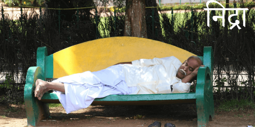 Un homme dort sur un banc allongé