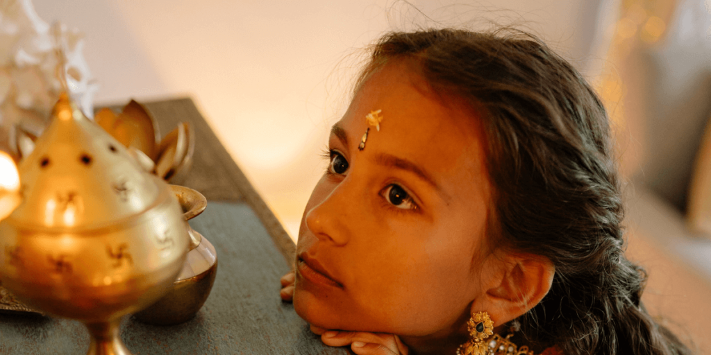 Une petite fille qui regarde une lumière