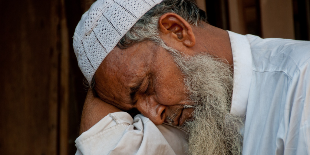 un homme qui dort.